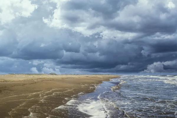 Una giornata tempestosa su una spiaggia — Foto Stock