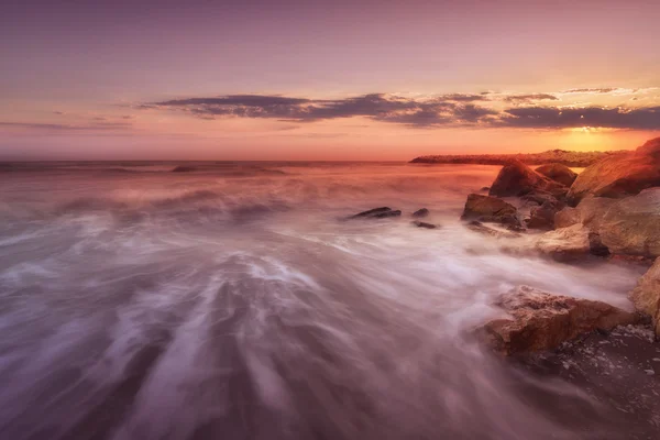 Felsige adriatische Küste, im Licht der aufgehenden Sonne — Stockfoto