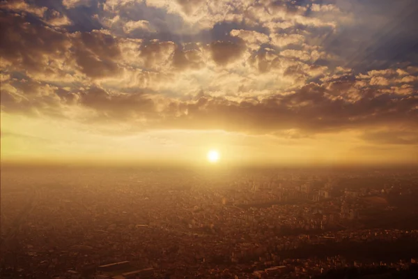 Paisaje urbano al atardecer — Foto de Stock