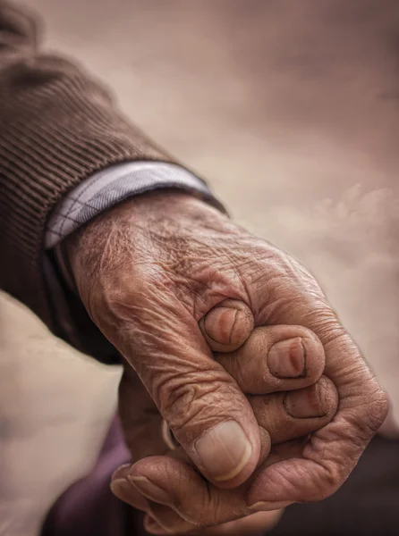 Senior pareja manos en el amor — Foto de Stock