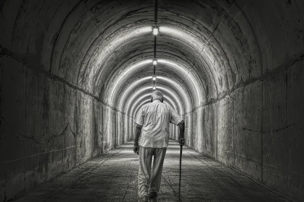 老人はトンネルを通って一人で行く — ストック写真