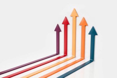 Renkli Yukarı Oklar Büyümeyi ve İlerlemeyi sembolize ediyor. Yüksek kalite fotoğraf