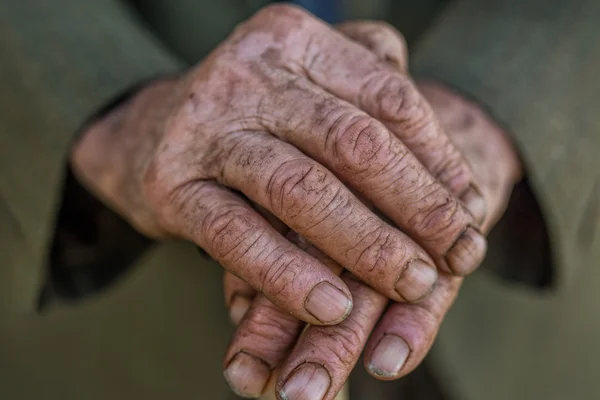 Mano de un hombre mayor sosteniendo un bastón — Foto de Stock