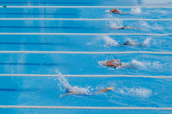 Zwemmen competitie, de start-stap-springen — Stockfoto