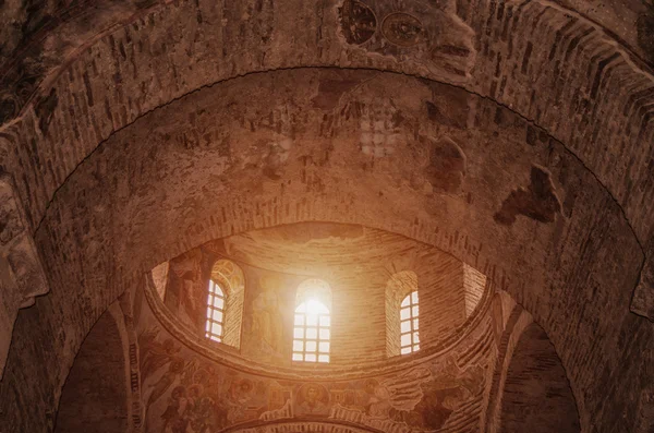 Таємниче вікно в темряві стародавнього монастиря — стокове фото