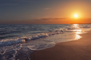 bir arka planda bir deniz günbatımı