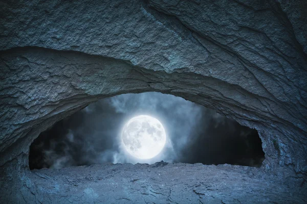 Luna piena di notte vista dalla grotta blu — Foto Stock