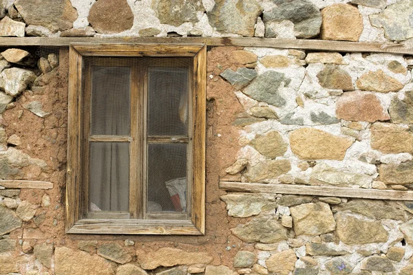 Gamla fönster i en gammal tegelvägg i en övergiven gård lada, — Stockfoto