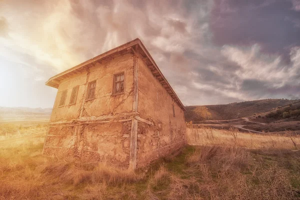 日差しの中で古い家と農村風景 — ストック写真
