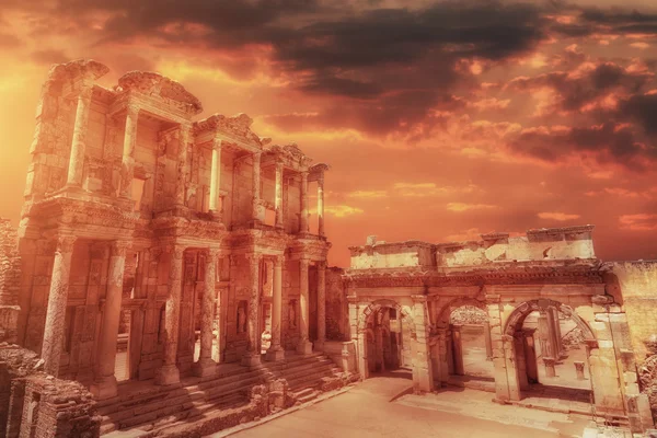 Gün batımı, Türkiye'de de Efes Celsus Kütüphanesi — Stok fotoğraf