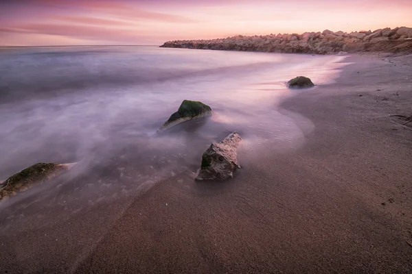 Paesaggio sulla spiaggia al tramonto, lunga esposizione — Foto Stock