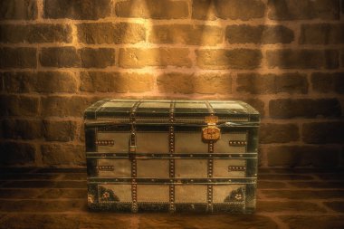 Ahşap göğüs kahverengi bir arka plan üzerinde bir odada