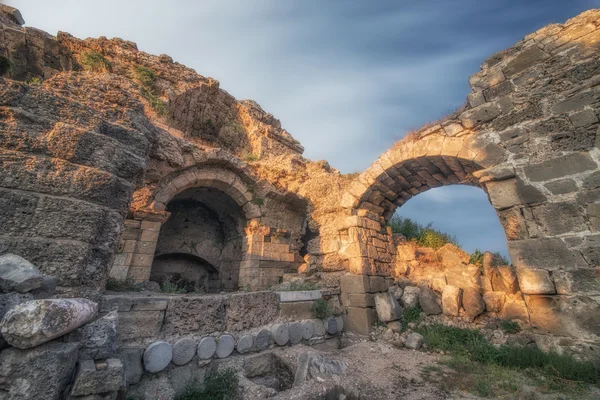 Ruinerna i Side, Turkey i solnedgången - arkeologi bakgrund — Stockfoto