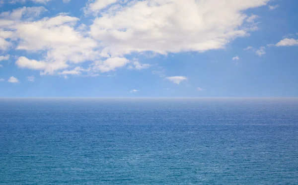 Céu perfeito e água do oceano — Fotografia de Stock