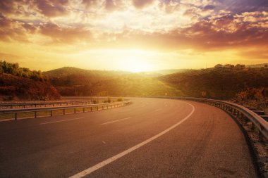 asfalt yol üzerinde fantastik günbatımı