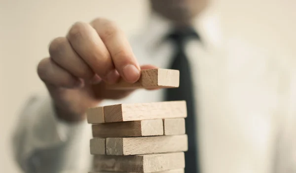 L'uomo d'affari costruisce una torre — Foto Stock