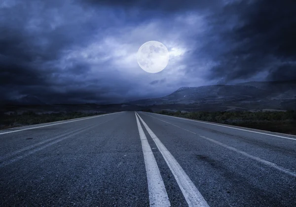 Дорога под лунным светом — стоковое фото