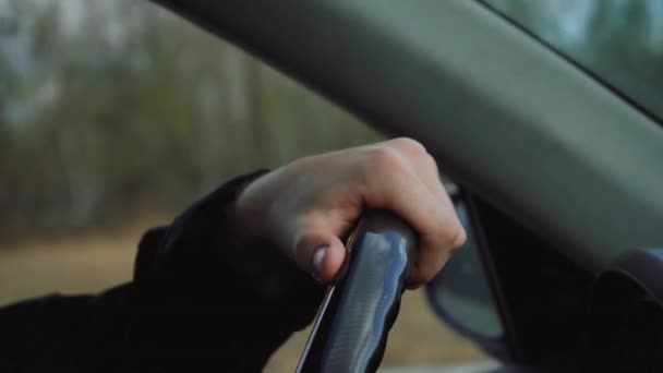 Håll stadigt i ratten på bilen — Stockvideo