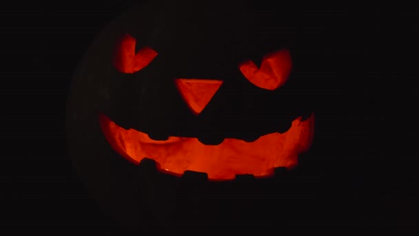 Rozzlobený dýně hoří tvář na Halloween — Stock video