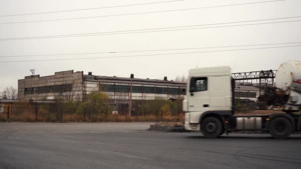 Samochody ciężarowe z cementem przyjść do przedsiębiorstwa Moskwa Rosja 12 października 2020 — Wideo stockowe