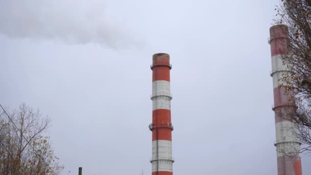 工厂烟囱冒出的烟 — 图库视频影像