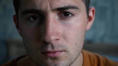 Adam yuvarlak gözlükleri takar.