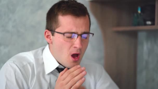 Бізнесмен чоловік в окулярах чхає — стокове відео