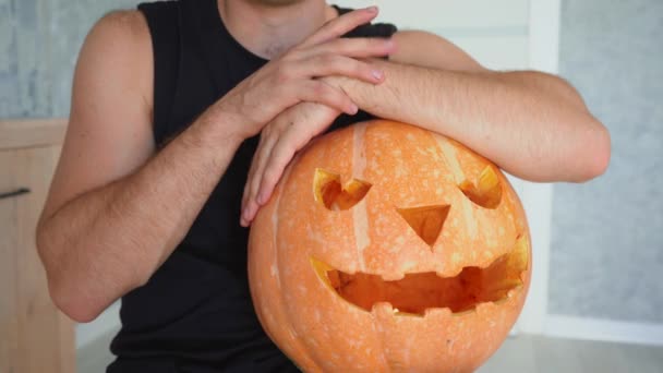 Mężczyzna z świąteczną dynią w Halloween — Wideo stockowe