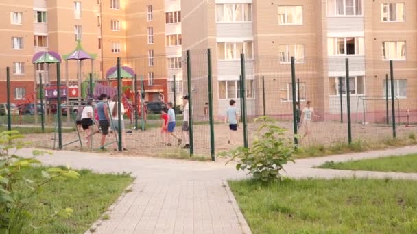 Une foule d'enfants jouant au ballon sur l'aire de jeux. russie moscou mai 20, 2020 — Video