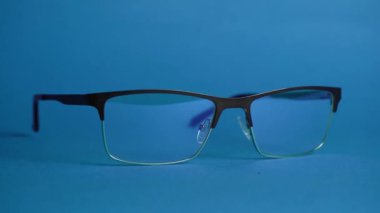 Gözlük mavi arka planda.