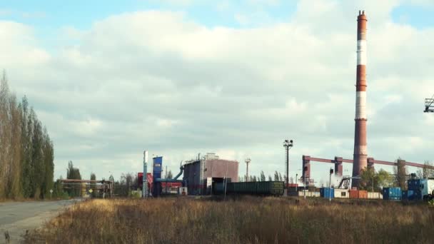 Vista de una fábrica de trabajo con una tubería — Vídeos de Stock