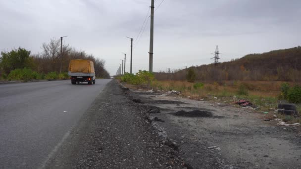 Camión de conducción en el camino — Vídeo de stock