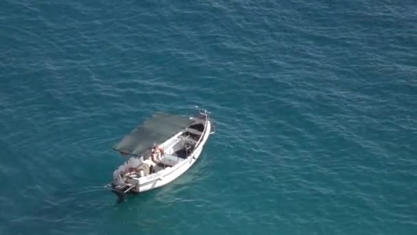 Pequeno barco está no mar — Vídeo de Stock