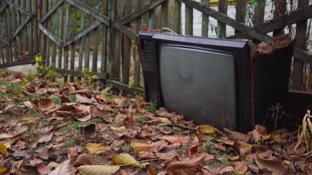 Een oude kapotte TV staat op straat — Stockvideo