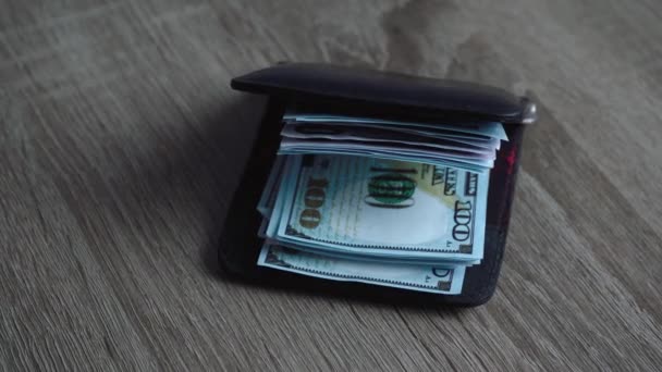 Portafoglio con i soldi è sul tavolo di legno — Video Stock
