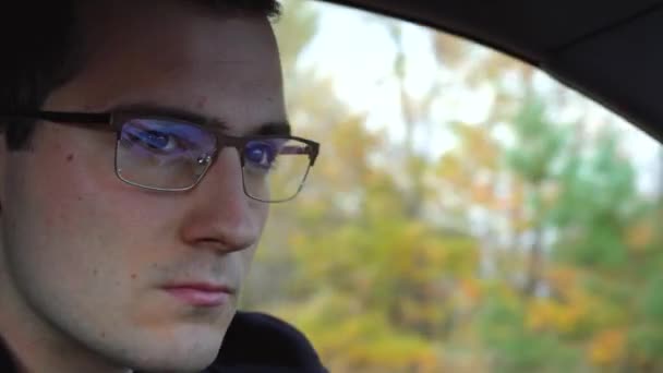 Muž s brýlemi řídí své auto — Stock video