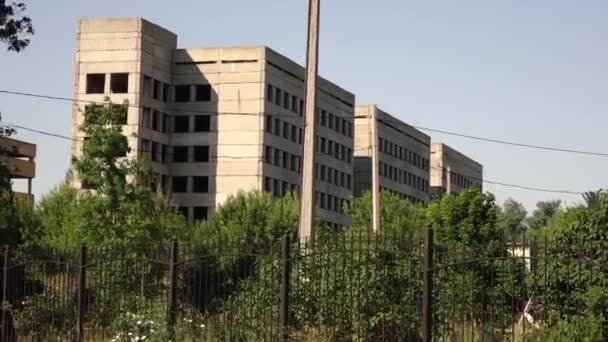 Grand bâtiment abandonné de plusieurs étages avec fenêtres cassées — Video