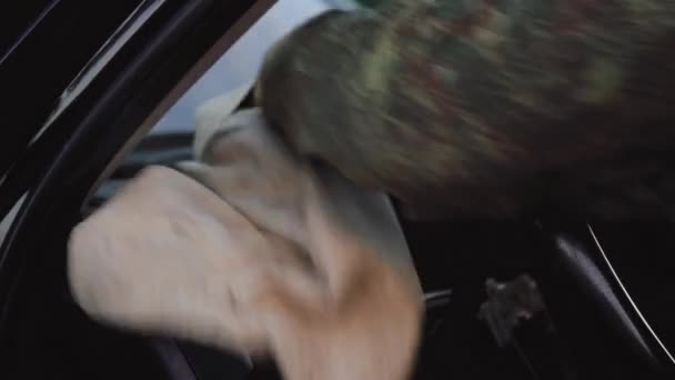 Άνθρωπος σκουπίζει το εσωτερικό του αυτοκινήτου — Αρχείο Βίντεο