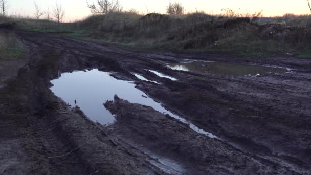 Duże kałuże i błoto po stopieniu śniegu. nadejście wiosny — Wideo stockowe