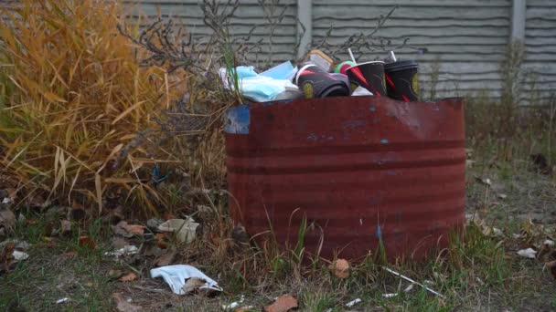 Basura se encuentra en una cesta de metal — Vídeos de Stock