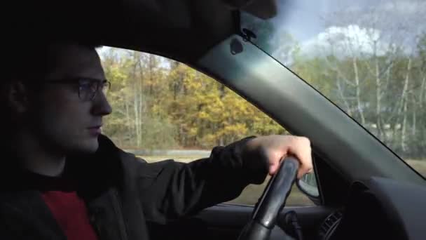 En man kör på motorvägen — Stockvideo