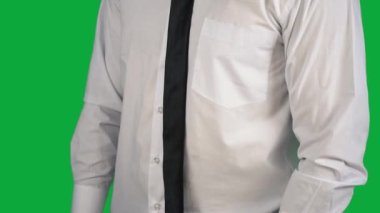 Takım elbiseli adam yeşil ekran arka planında OK işareti gösteriyor