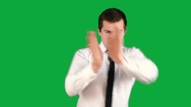 Чоловік бізнесмен в костюмі бореться на зеленому екрані — стокове відео