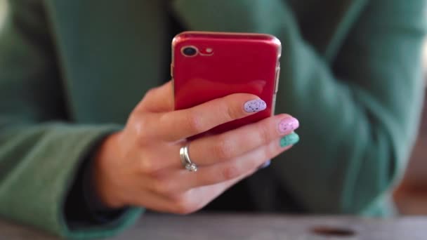Chica con hermosa manicura utiliza el teléfono — Vídeos de Stock