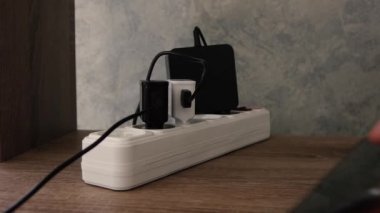 Erkek eller şarj cep telefonu için elektrik uzatma kablosunu açıyor