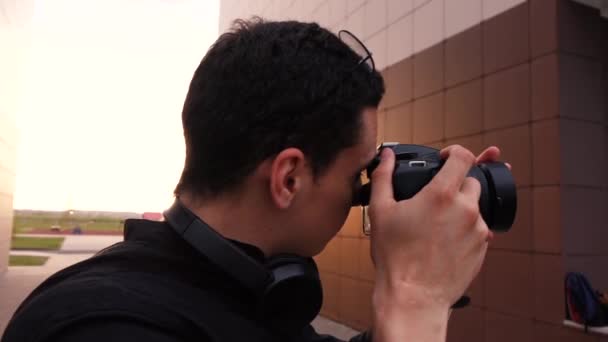 Fotógrafo callejero masculino toma fotos — Vídeos de Stock