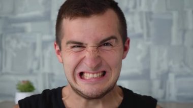 Kızgın deli adam tüm gücüyle kameraya bağırıyor.