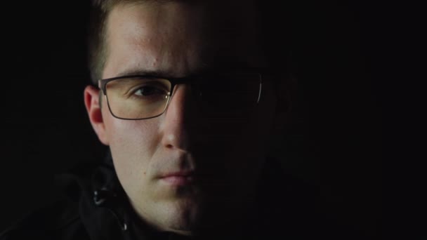 Un homme avec des lunettes met une cagoule — Video