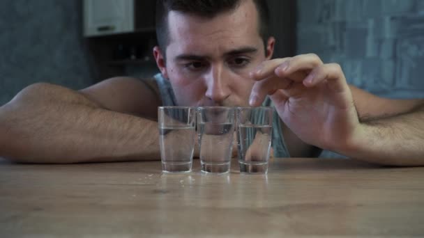 Homem alcoólico bebendo vodka de um tiro — Vídeo de Stock