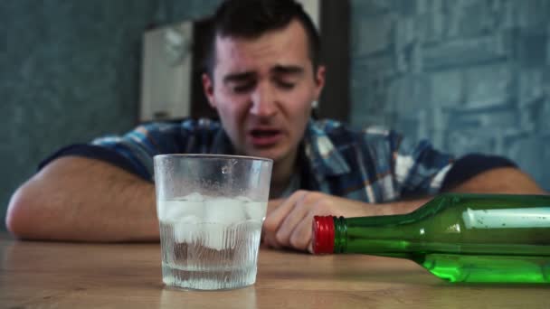 Hasta bir adam hapşırır ve votka içer. — Stok video